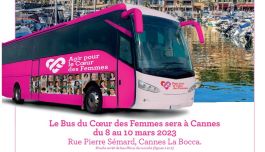 Bus devant la baie de Cannes