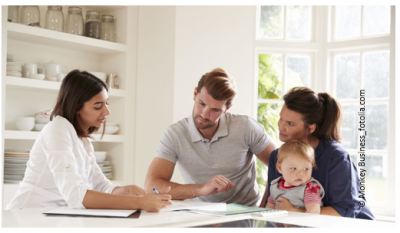 Parents avec un bébé en rendez-vous avec une dame