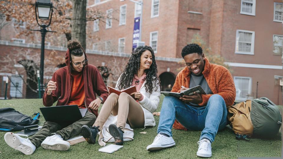 Etudiants qui révisent ensemble à l'extérieur 