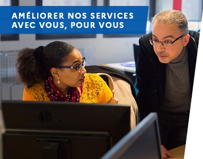 Une femme et un homme devant un ordinateur, texte : Améliorer nos service avec vous, pour vous