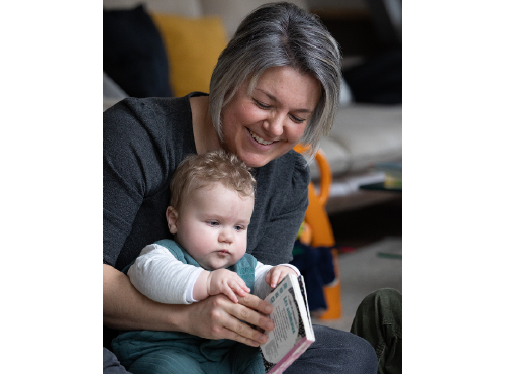 Photo d'une assistante maternelle avec un enfant