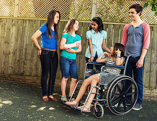 groupe d'enfant dont une jeune fille en fauteuil roulant