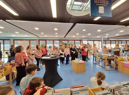 Un groupe de personnes écoutent un intervenant