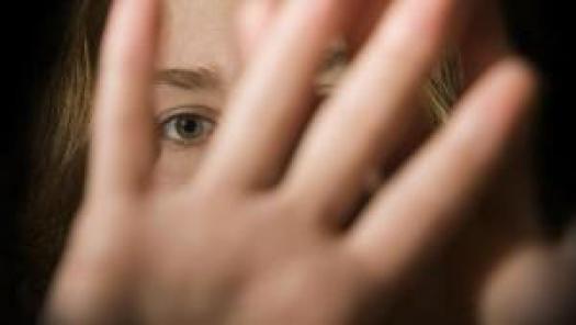 une tête de femme avec main devant son visage