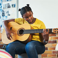 Jeune fille jouant de la guitare