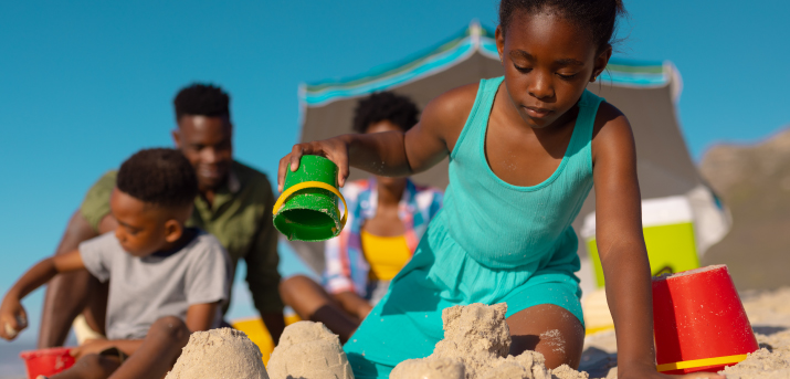 Petite fille jouant avec le sable