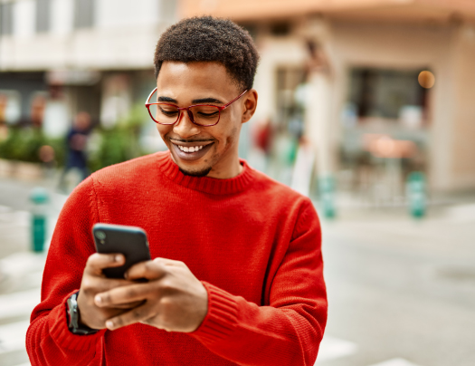 Jeune devant son smartphone