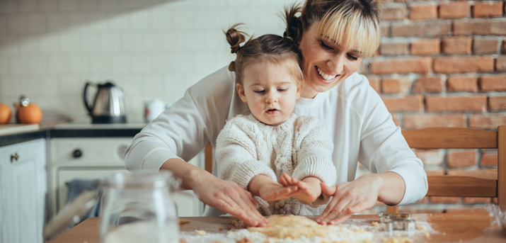 Femme avec un enfant faisant un gâteau
