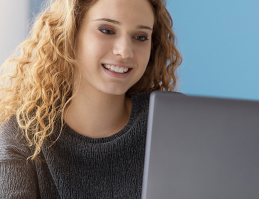 Femme regardant un ordinateur