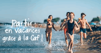 Enfants courant dans les vagues en bord de mer