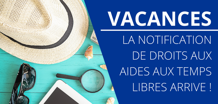 Vacances : la notification de droits aux aides aux temps libres arrive ! Image d'un chapeau, lunette de soleil, loupe, smartphone et coquillages