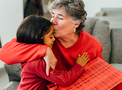 mamie embrasse sa petite fille 