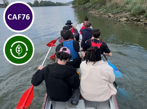 jeunes dans un kayak