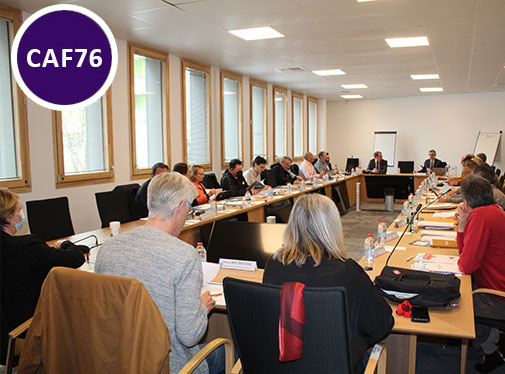 Réunion autour d'une grande table