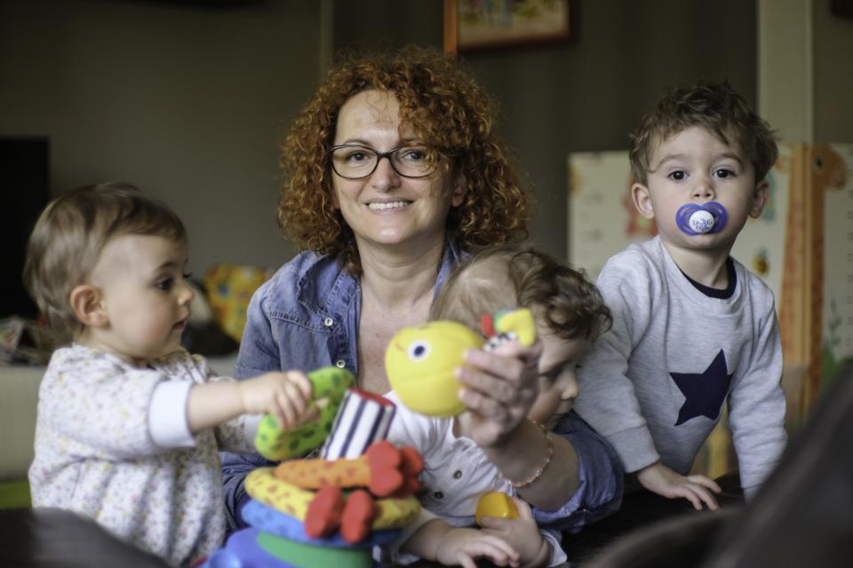 Assistante maternelle gardant trois enfants