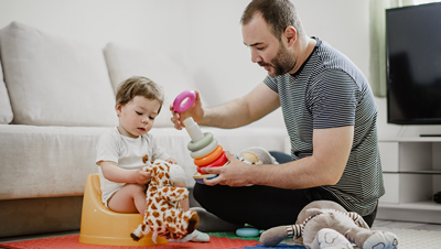 papa et enfant avec jouet