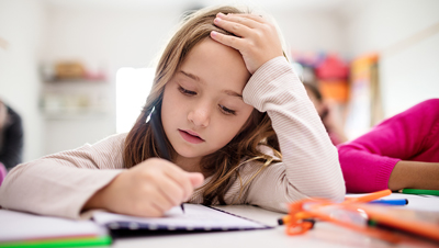 petite fille concentré à l'école