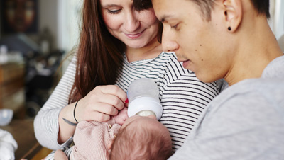 bébé avec son biberon 