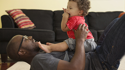 bébé et son papa