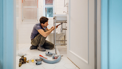 homme qui répare le mobilier 