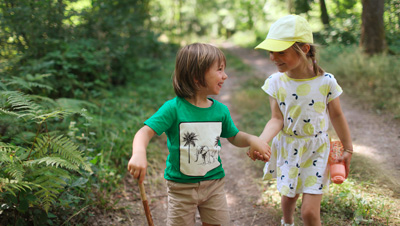 enfants dans la forêt