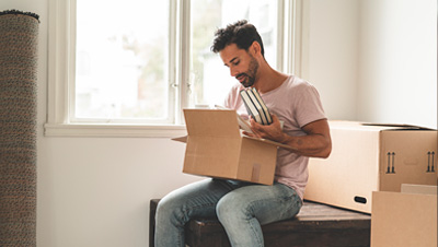 homme avec carton
