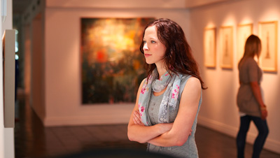 fille dans un musée 