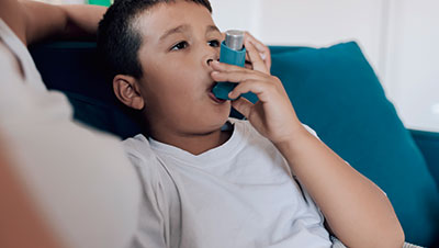 enfant avec de l'asthme