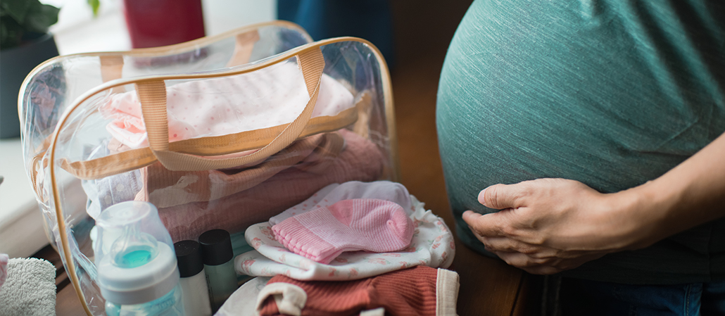 Trousseau maternité : l'essentiel de la valise de maternité