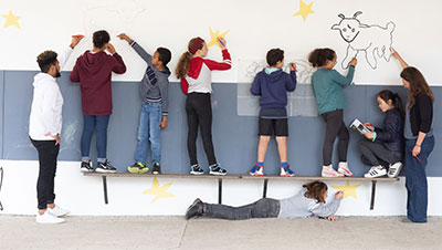 enfants dans une mjc réalisant une fresque murale