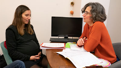 femme enceinte consultant une professionnelle de santé