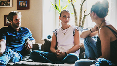 Une discussion entre les parents et leur fille