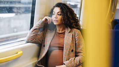 Une femme enceinte dans un bus.