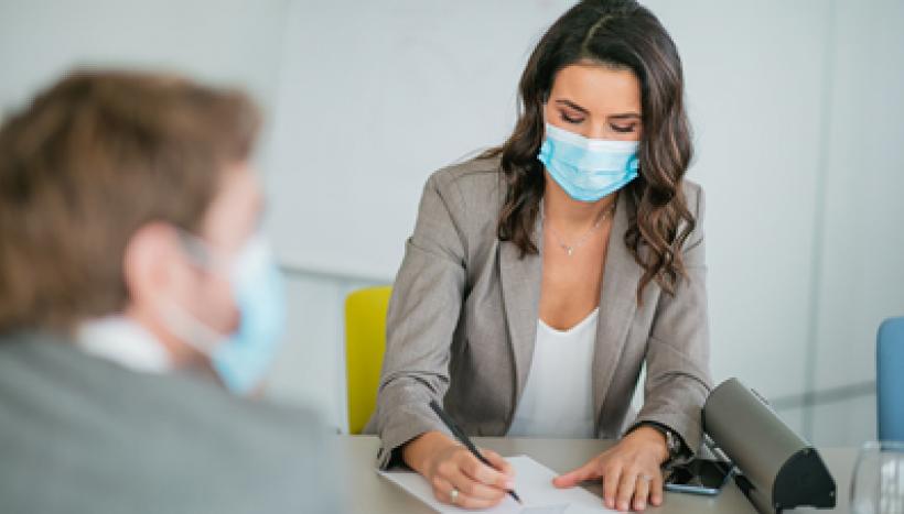 femme et homme devant une feuille