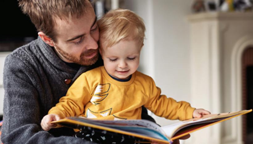papa et enfant lisent