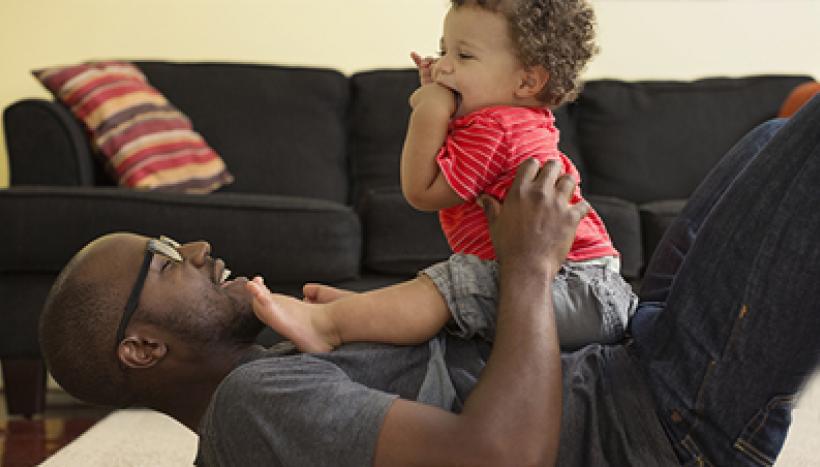 bébé et son papa