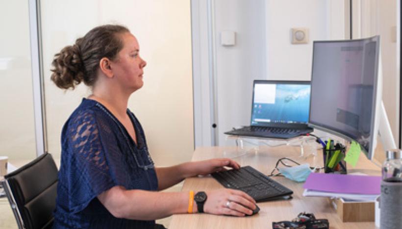femme devant un ordinateur