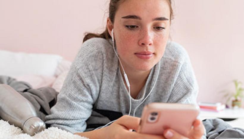 jeune fille avec des écouteurs