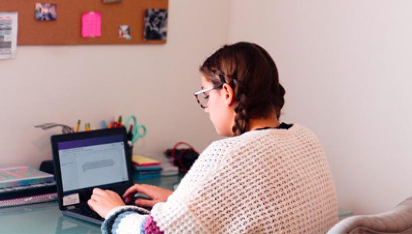 jeune fille qui rédige une lettre de motivation