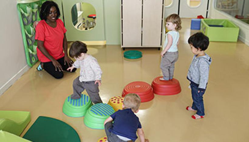 une nounou avec des enfants