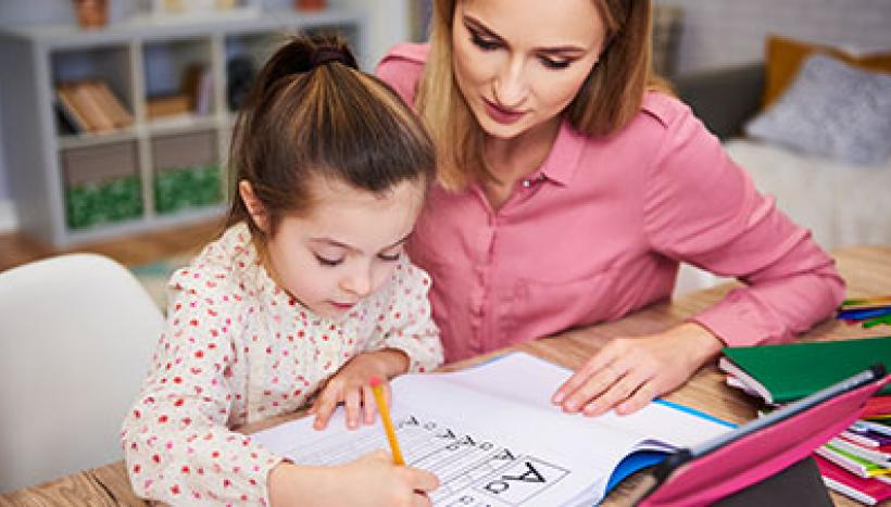 maman qui fait les devoirs avec son enfant