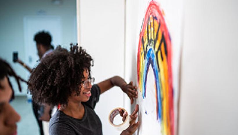 étudiant qui peint sur un mur 