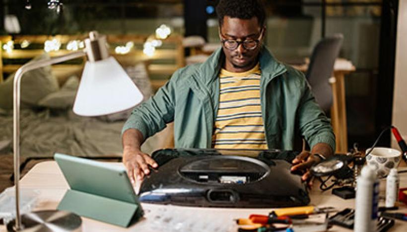 homme qui bricole une machine