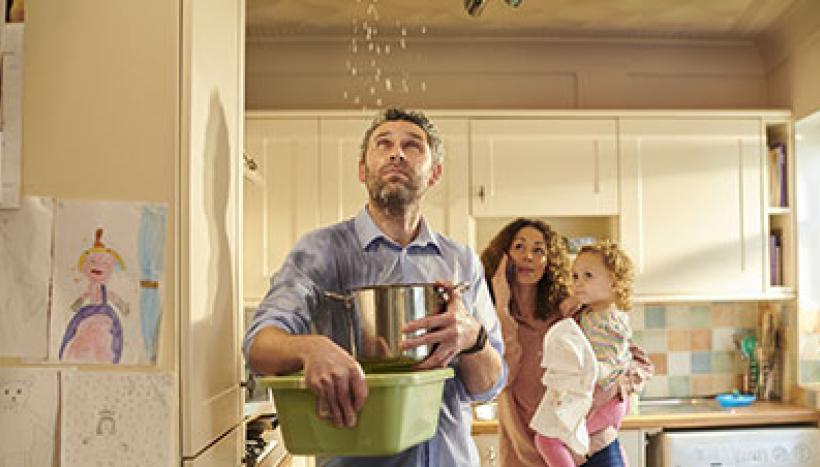 un homme avec une bassine pendant un dégât des eaux