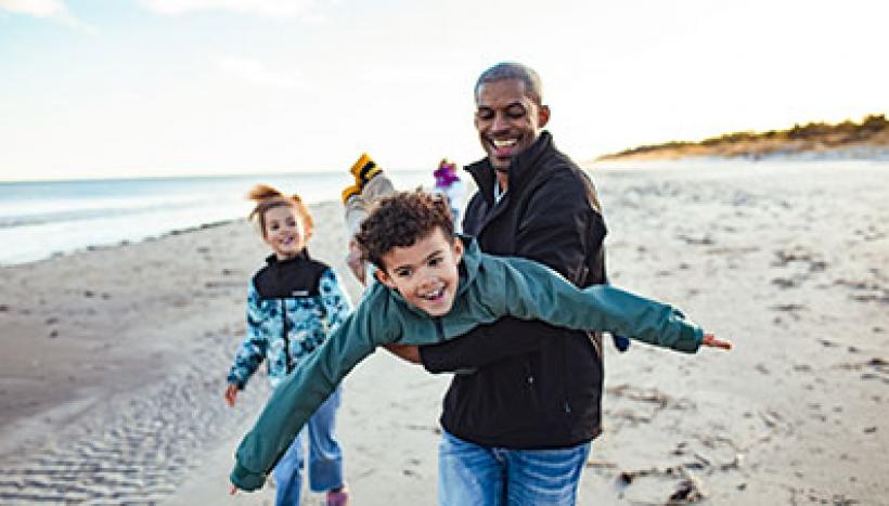 une famille qui s'amuse sur la plage