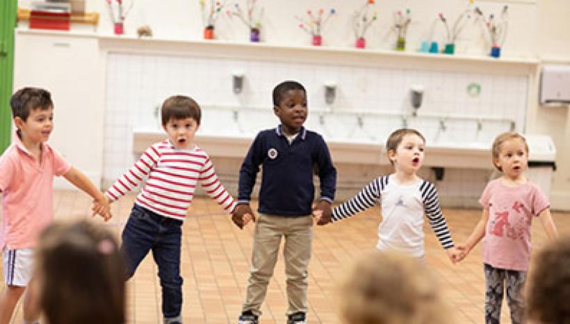 enfants qui s'amusent en colonies de vacances