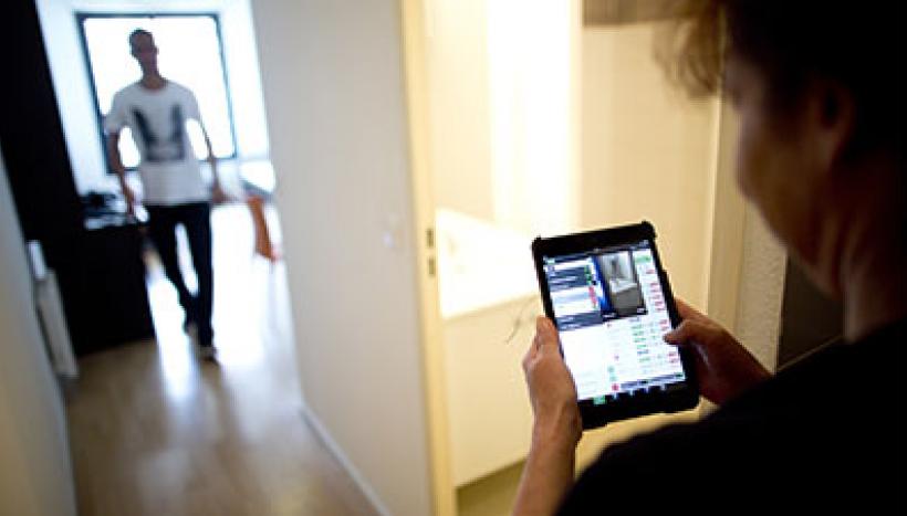 un homme qui met en location son appartement à l'aide d'une agence