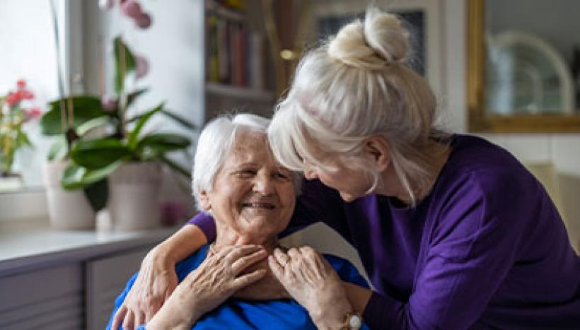 Une femme atteinte de la maladie d'Alzheimer et sa fille.