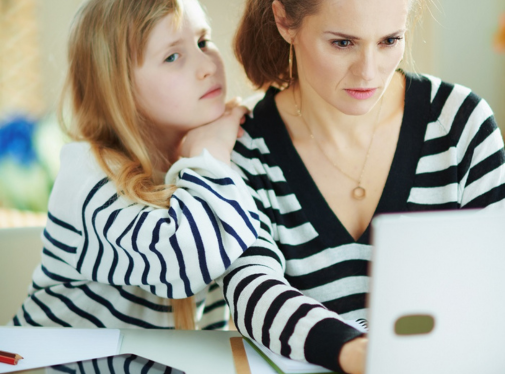 maman avec enfant sur ordinateur